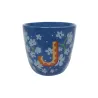 Taza Letra J de cerámica azul con estampado floral blanco y letra J en naranja, sobre fondo blanco - Happyideas