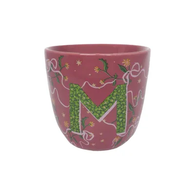 Taza Letra M de cerámica malva con la letra M en verde y estampado floral, sobre fondo blanco - Happyideas
