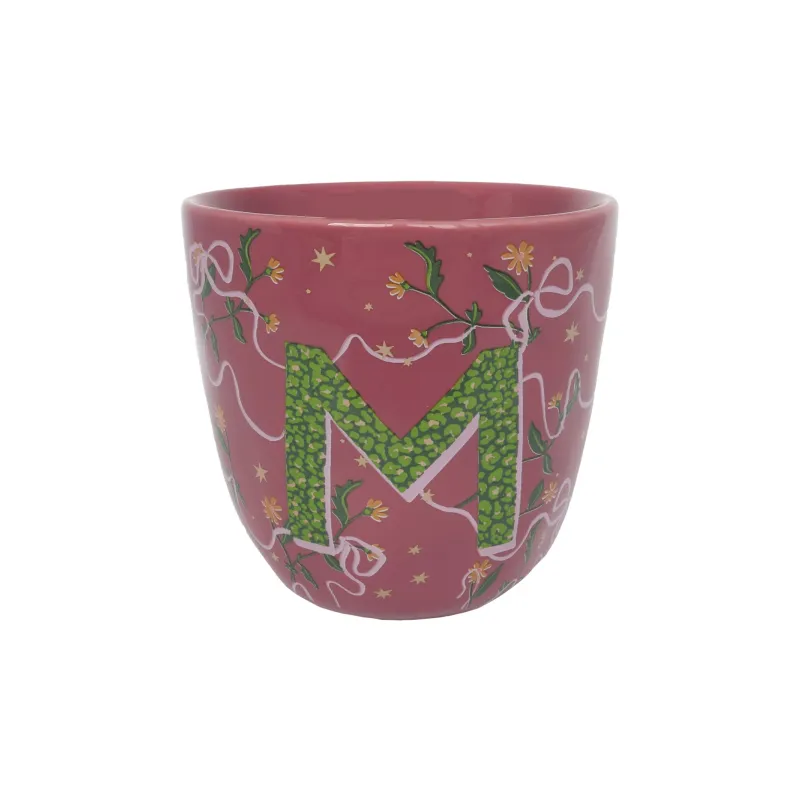 Taza Letra M de cerámica malva con la letra M en verde y estampado floral, sobre fondo blanco - Happyideas