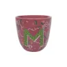 Taza Letra M de cerámica malva con la letra M en verde y estampado floral, sobre fondo blanco - Happyideas