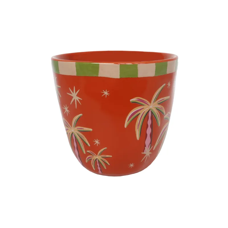 Taza Letra P, vista trasera de cerámica roja con borde a rayas verdes y estampado de palmeras, sobre fondo blanco - Happyideas