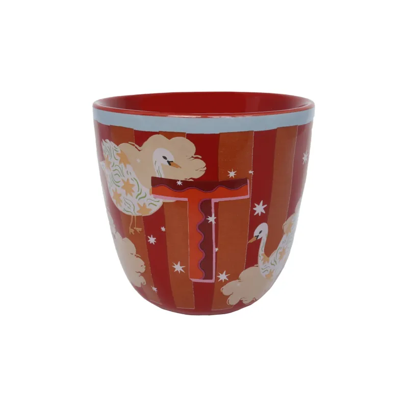 Taza Letra T de cerámica color rojo/terracota con la letra T en estampado de flores y rayas, sobre fondo blanco - Happyideas