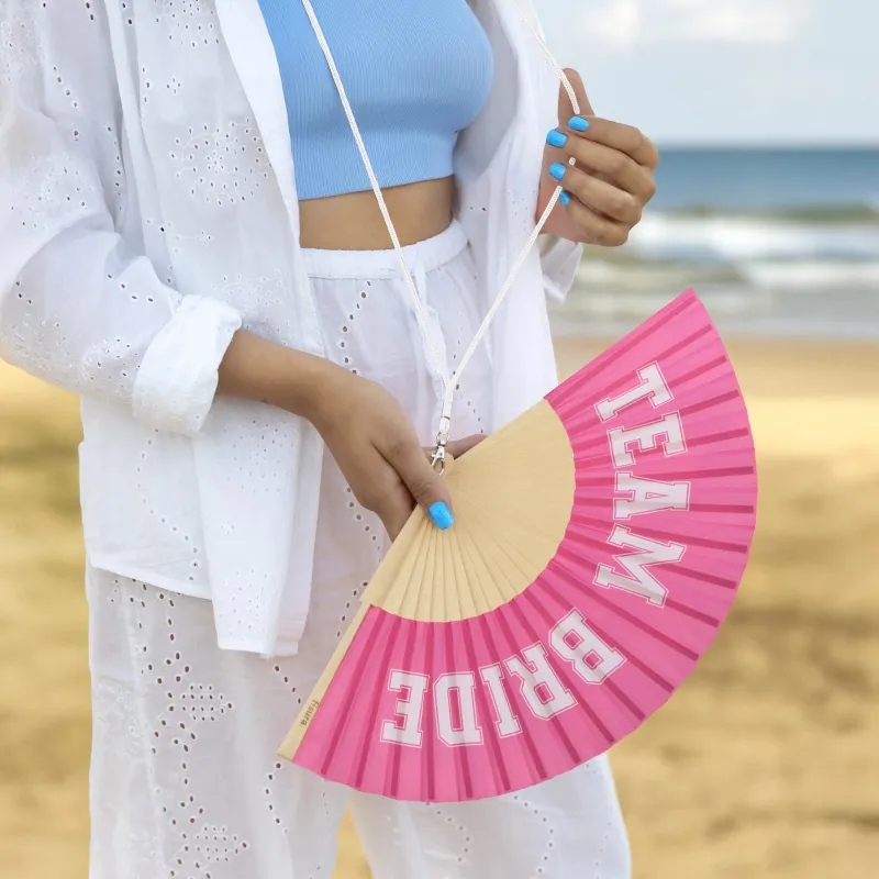 Pink “Team Bride” fan - Happyideas.com