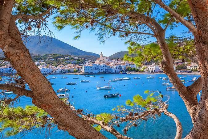 Viaja a Cadaques para celebrar el día mundial de la alegría