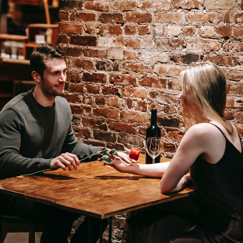 Sal a cenar con tu pareja en el blue monday