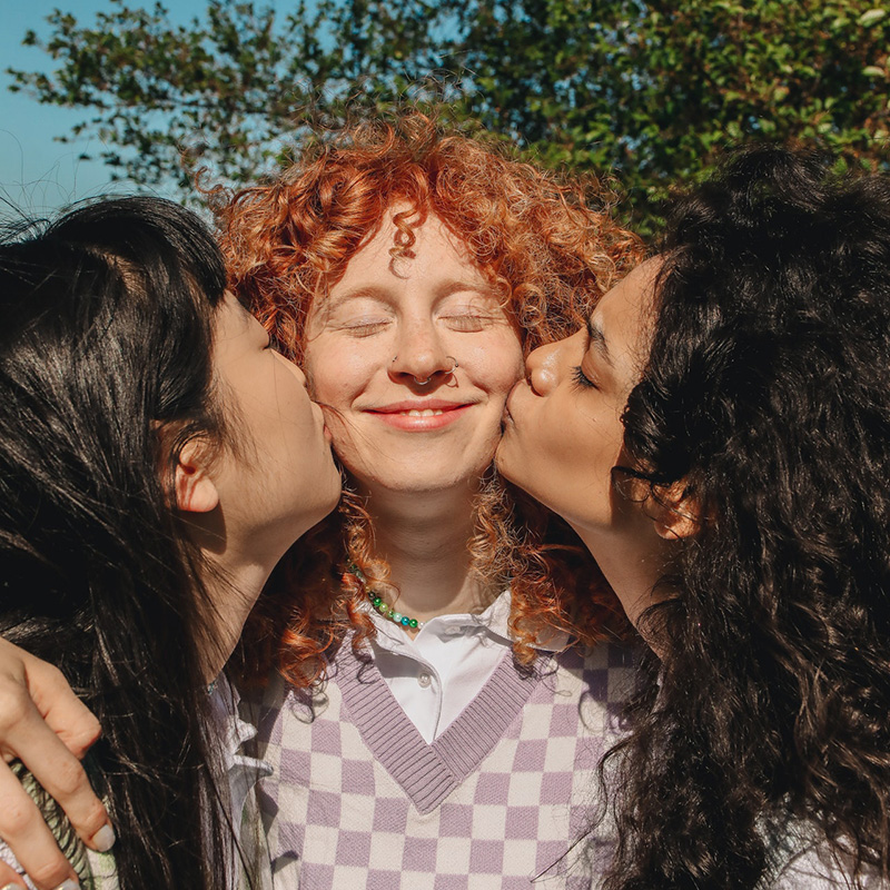 Celebrando el día internacional del beso con amigas