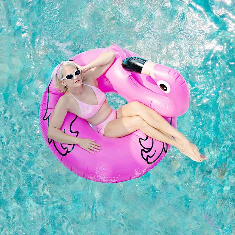 Mujer tomando un baño en la piscina