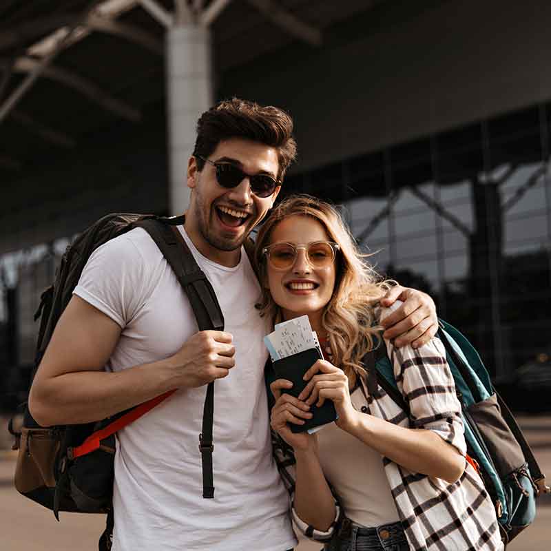 Pareja con sus pasaportes listos