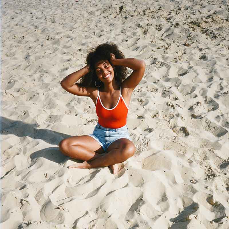 Chica disfrutando de las mejores playas de España