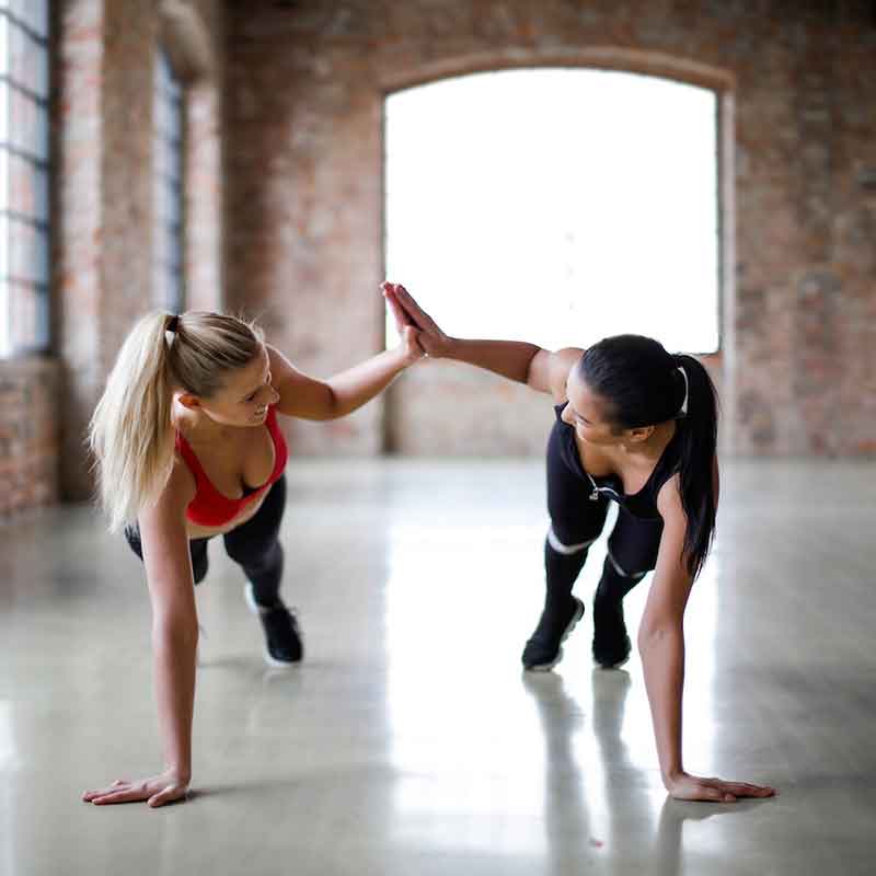 Amigas haciendo deporte