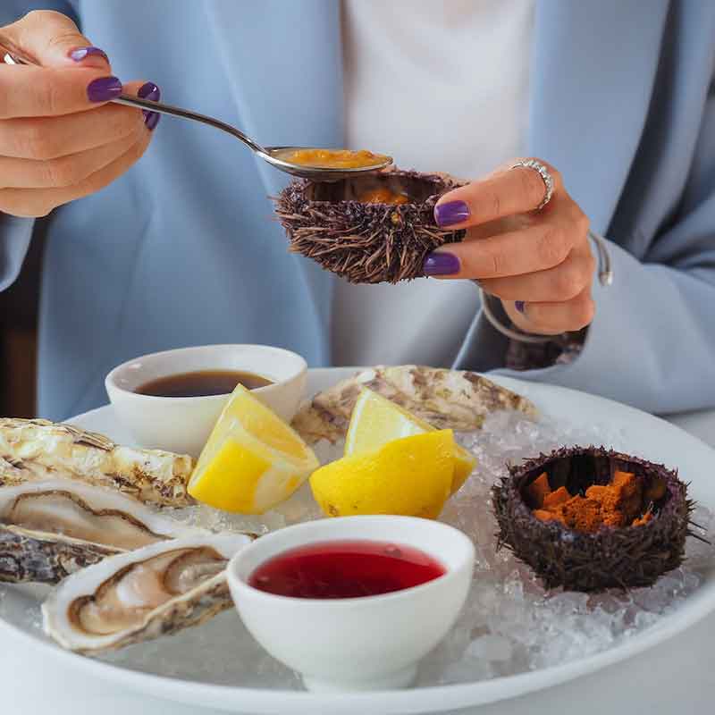 Chica tomando un almuerzo