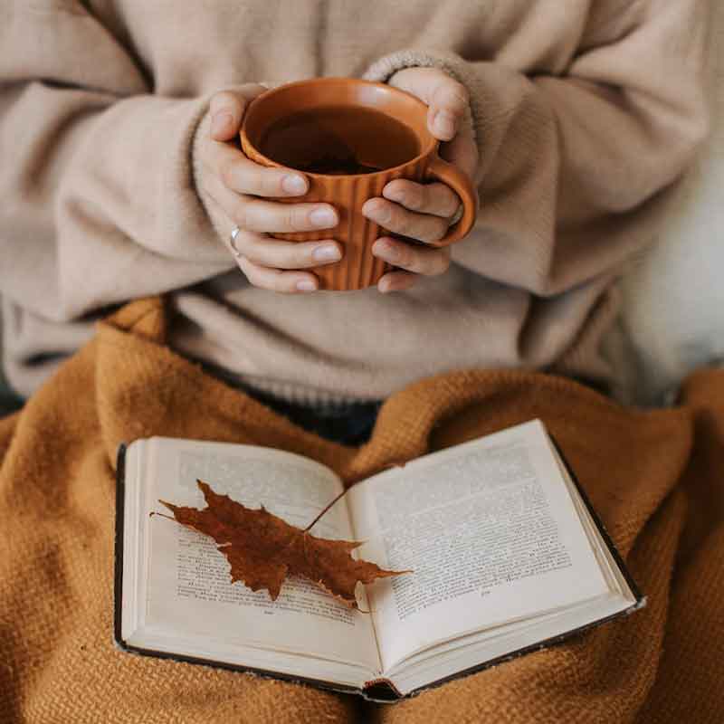 Mujer sujetando una taza de té