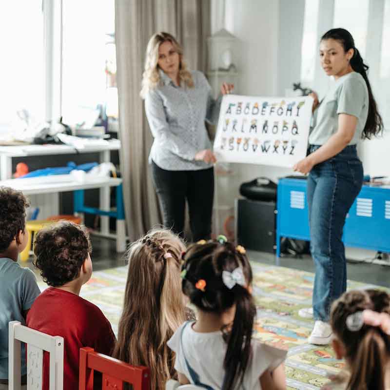 Niños aprendiendo el abecedario