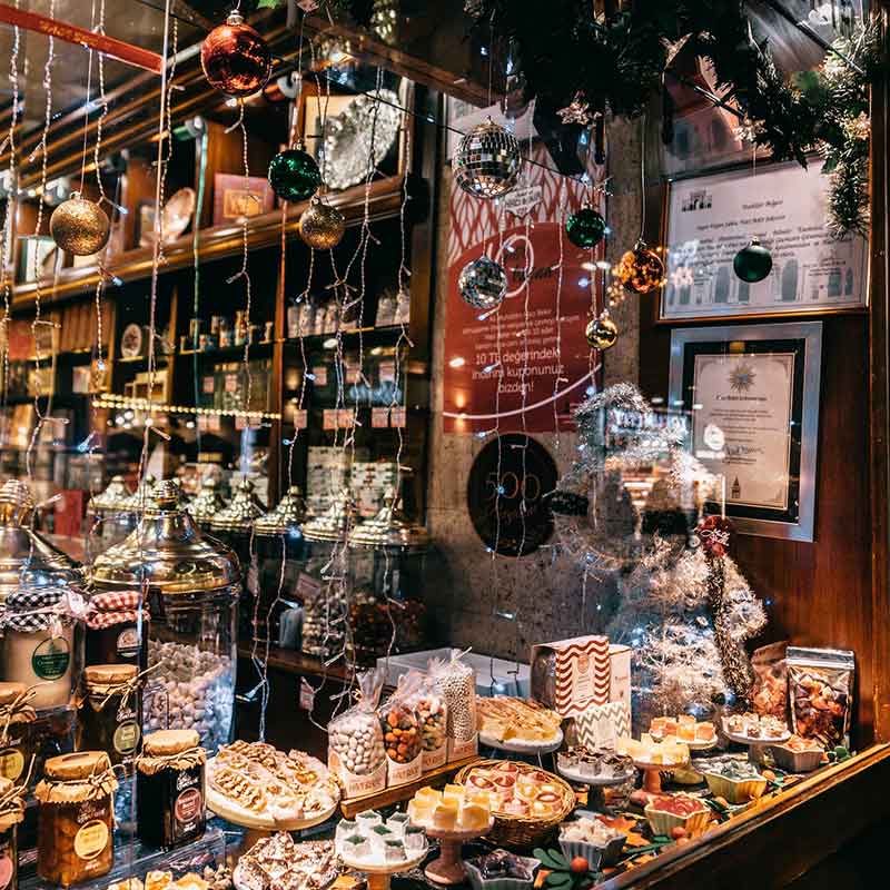 Mercado navideño con productos típicos