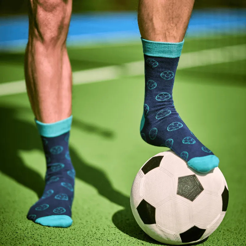 Calcetines deportivos azules de Happyideas con un balón de fútbol en una pista al aire libre