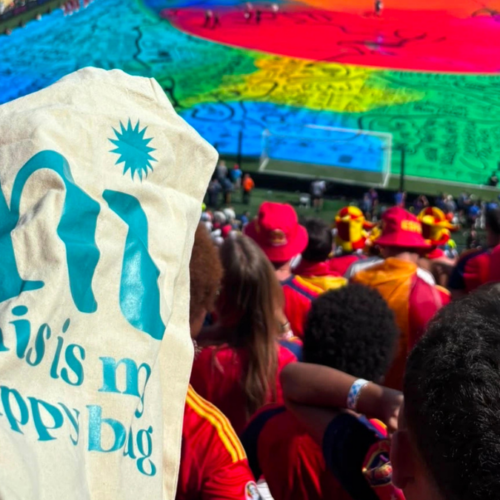 Tote bag de Happyideas en el Mundial 2026 durante la celebración de la victoria de España