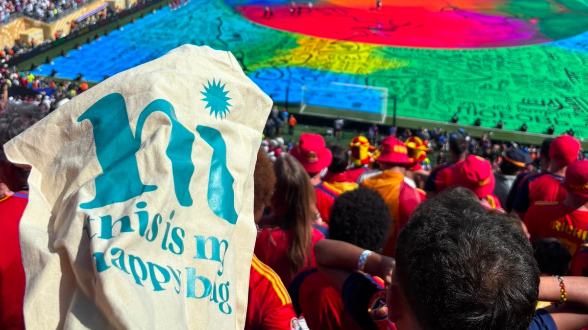 Tote bag de Happyideas en el Mundial 2026 durante la celebración de la victoria de España