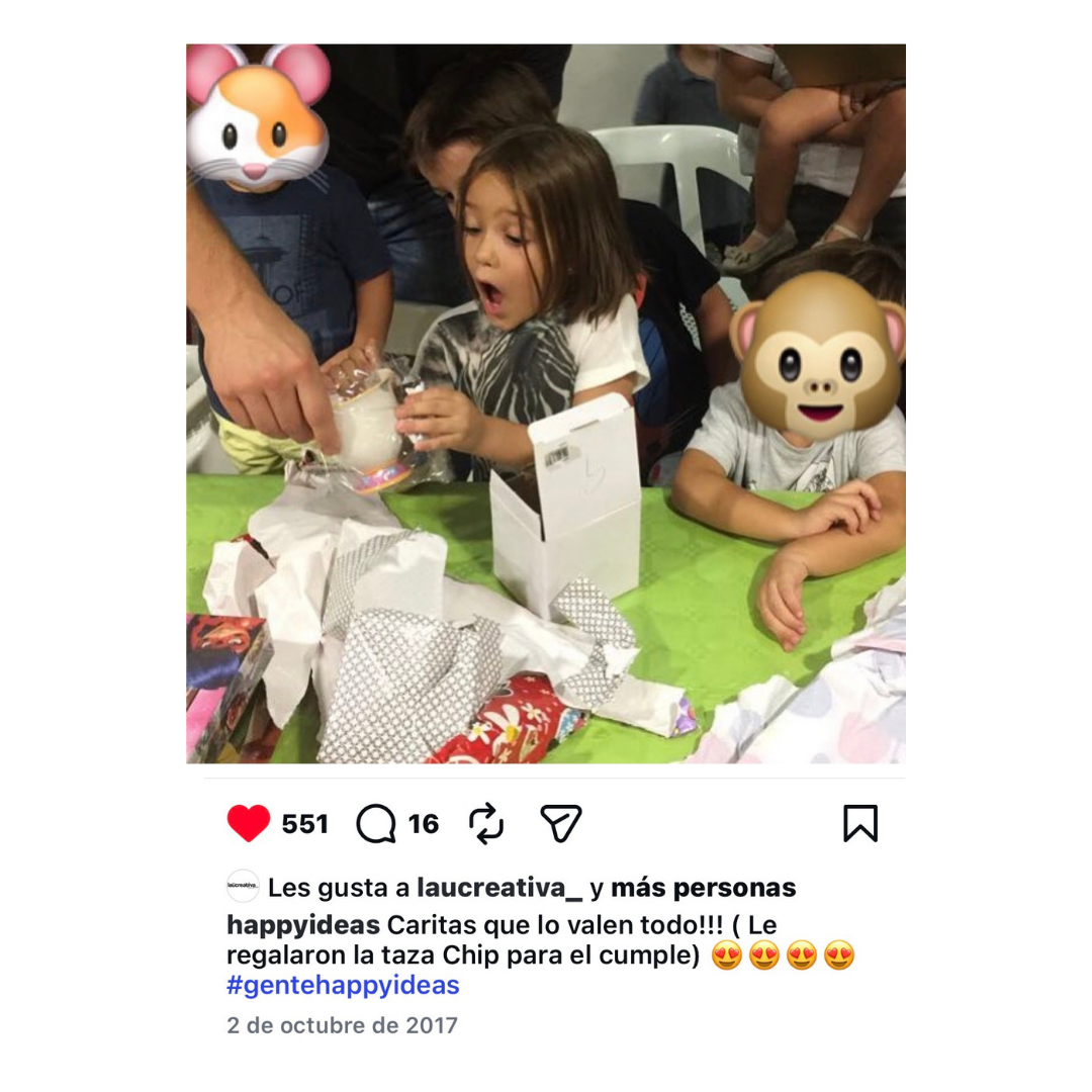 Niños abriendo un regalo de Happyideas en un cumpleaños, con cara de sorpresa