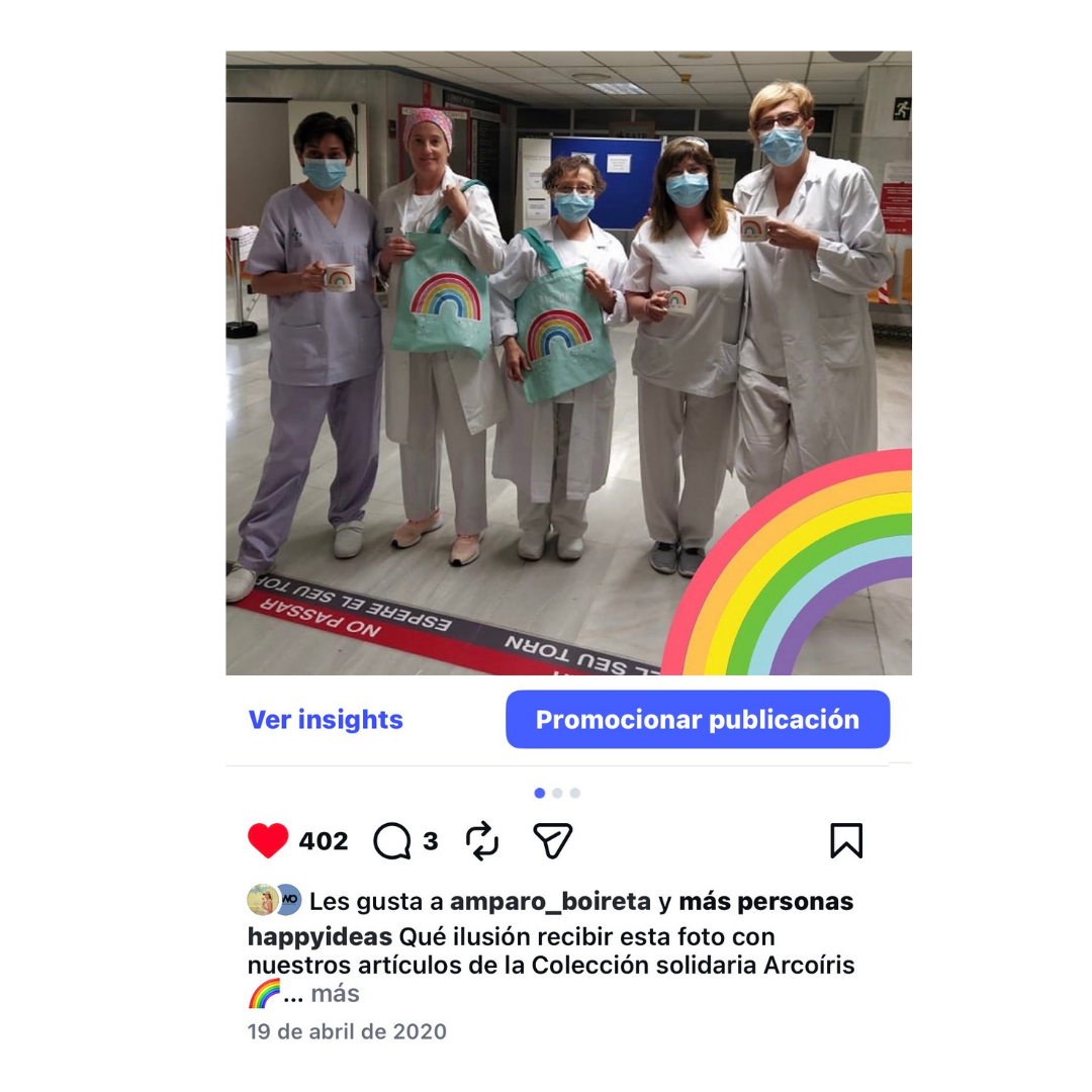 Personal sanitario de un hospital con las bolsas y tazas de la colección solidaria Arcoíris de Happyideas