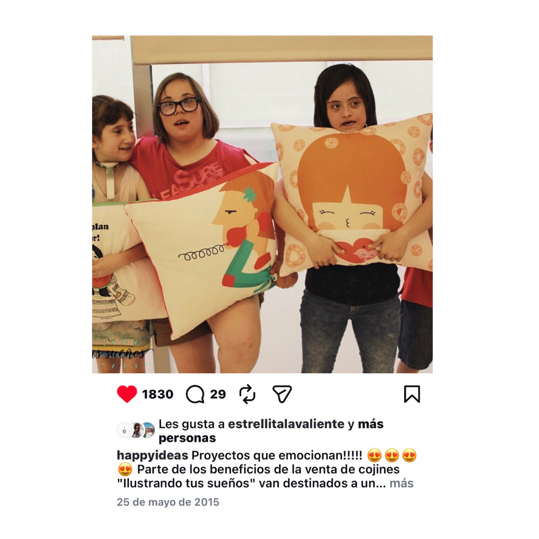 Chicas sosteniendo los cojines del proyecto solidario Ilustrando tus sueños de Happyideas