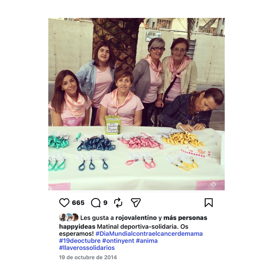 Mesa con los llaveros solidarios de Happyideas en una matinal deportiva contra el cáncer de mama