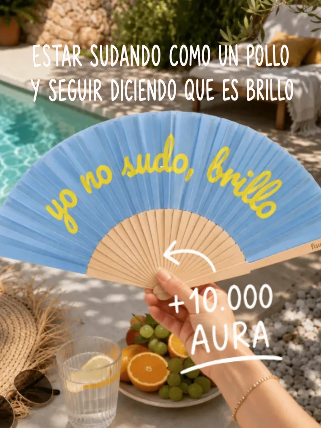 Abanico azul Yo no sudo, brillo de Happyideas junto a una piscina