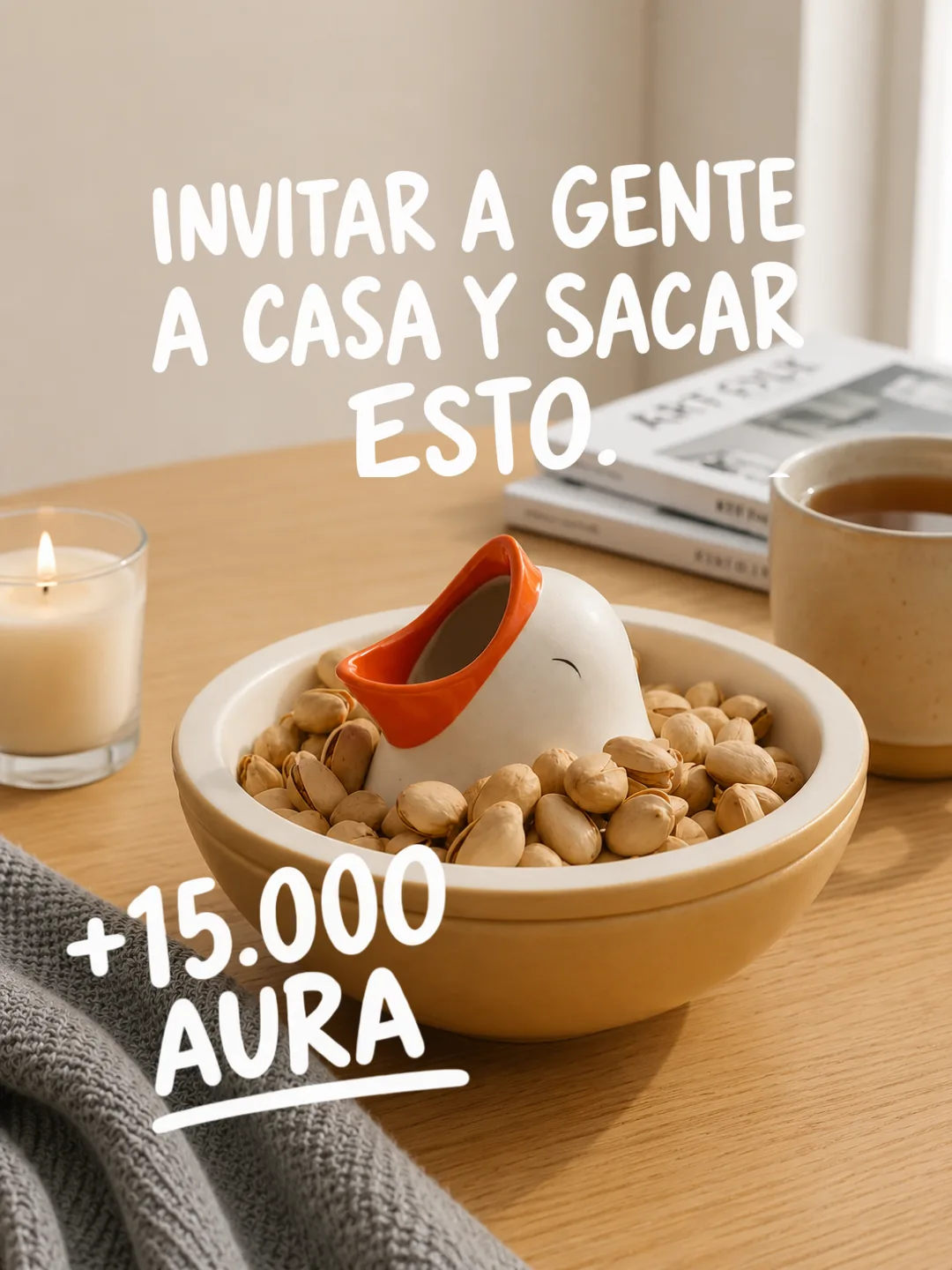 Cuenco de aperitivo pájaro de Happyideas lleno de pistachos junto a una vela y una taza
