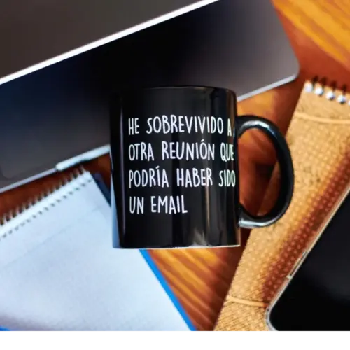 Taza con mensaje sobre reuniones como regalo para una compañera de trabajo