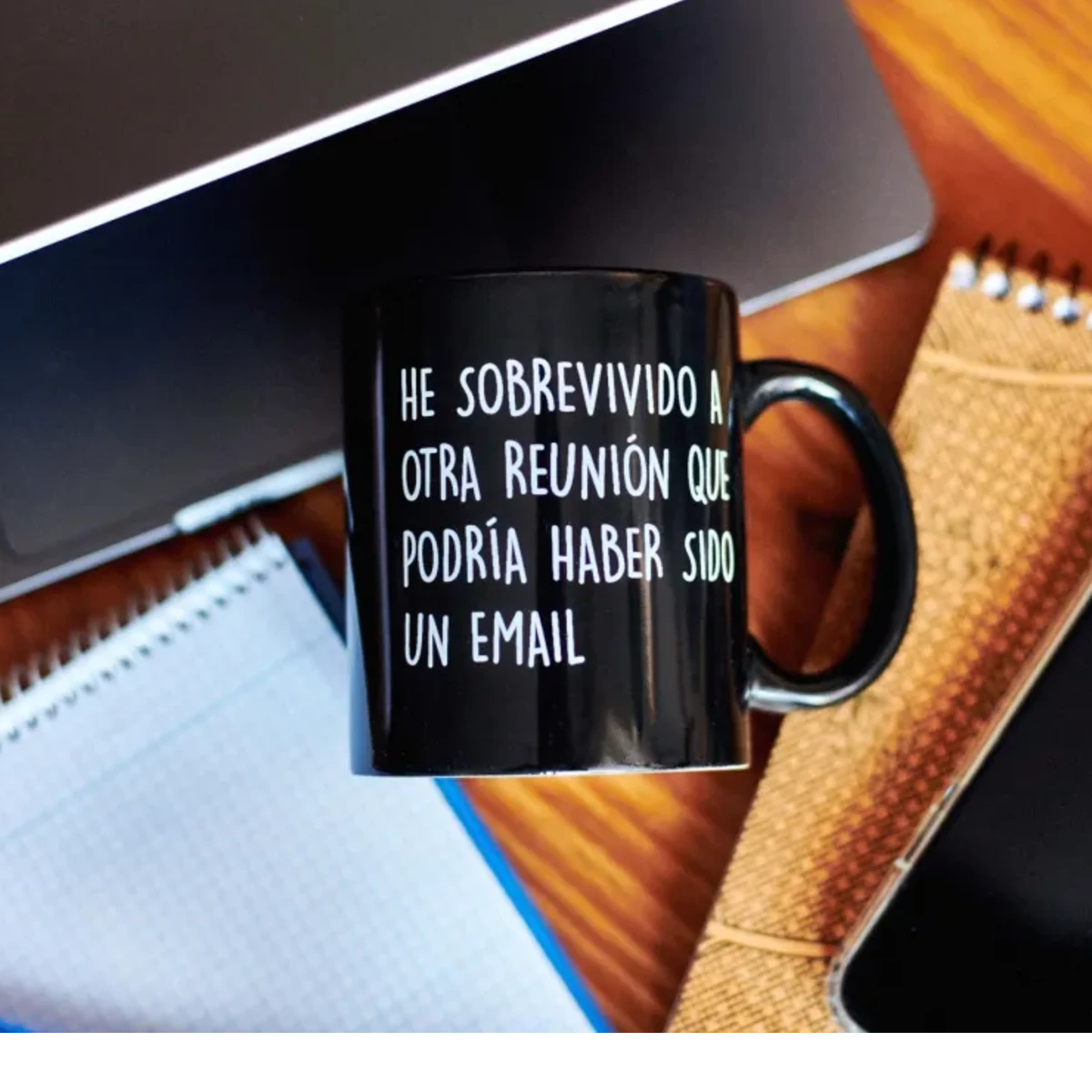 Taza con mensaje sobre reuniones como regalo para una compañera de trabajo