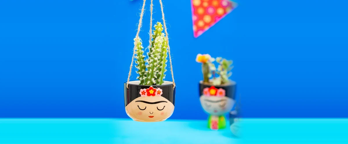 Maceta colgante con cara de Frida y cactus, un regalo original por menos de 20 euros