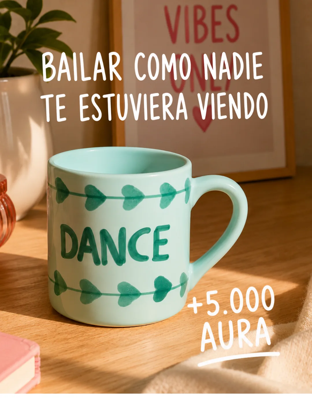 Taza de cerámica DANCE de Happyideas en tonos verdes sobre una mesa de madera