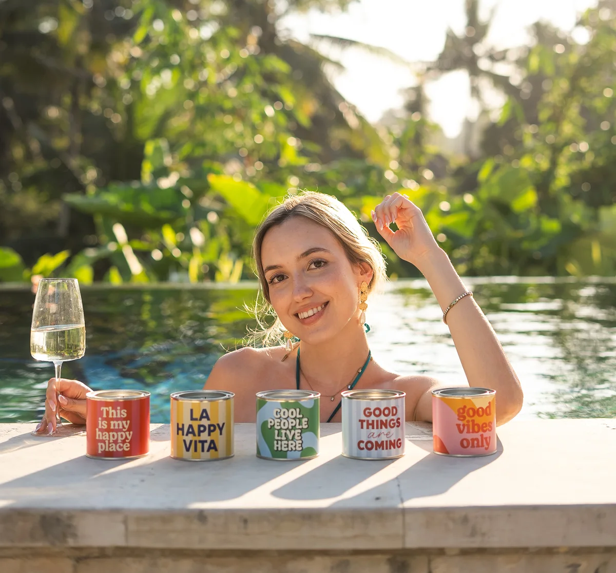 Anna Sánchez, creadora UGC y cofundadora de The UGC Villa, con las cinco Happy Velas en la piscina de Ubud, Bali
