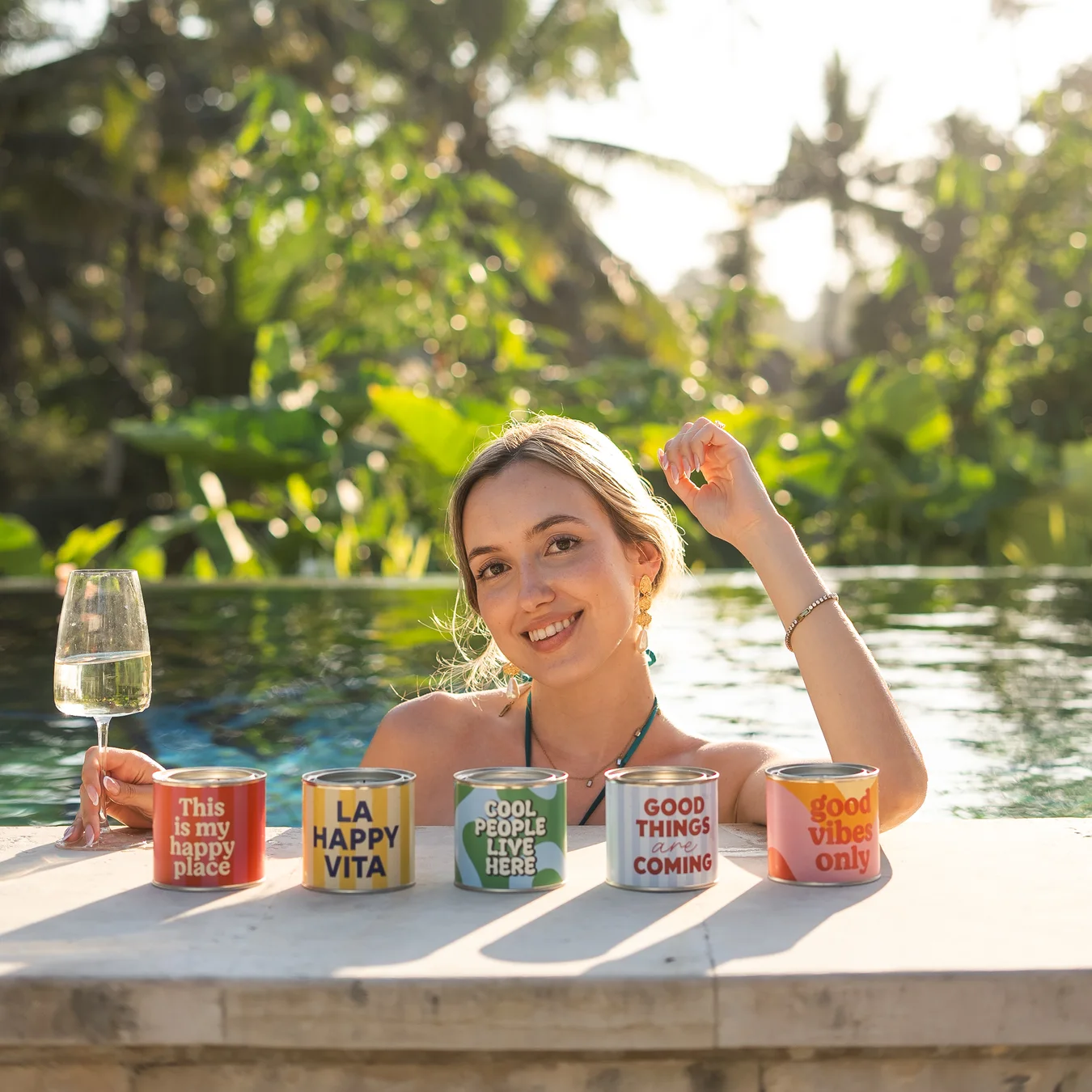 Anna Sánchez con las cinco Happy Velas, velas aromáticas en lata de Happyideas, en Bali