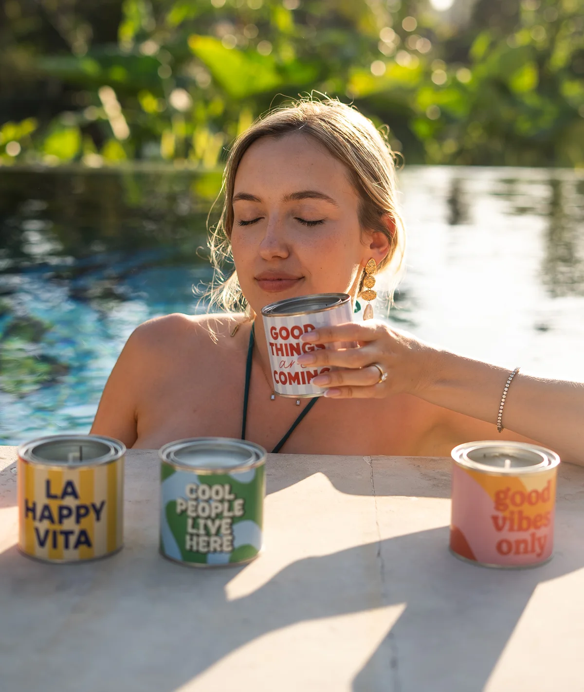 Anna Sánchez oliendo la vela aromática en lata Good Things Are Coming en Bali