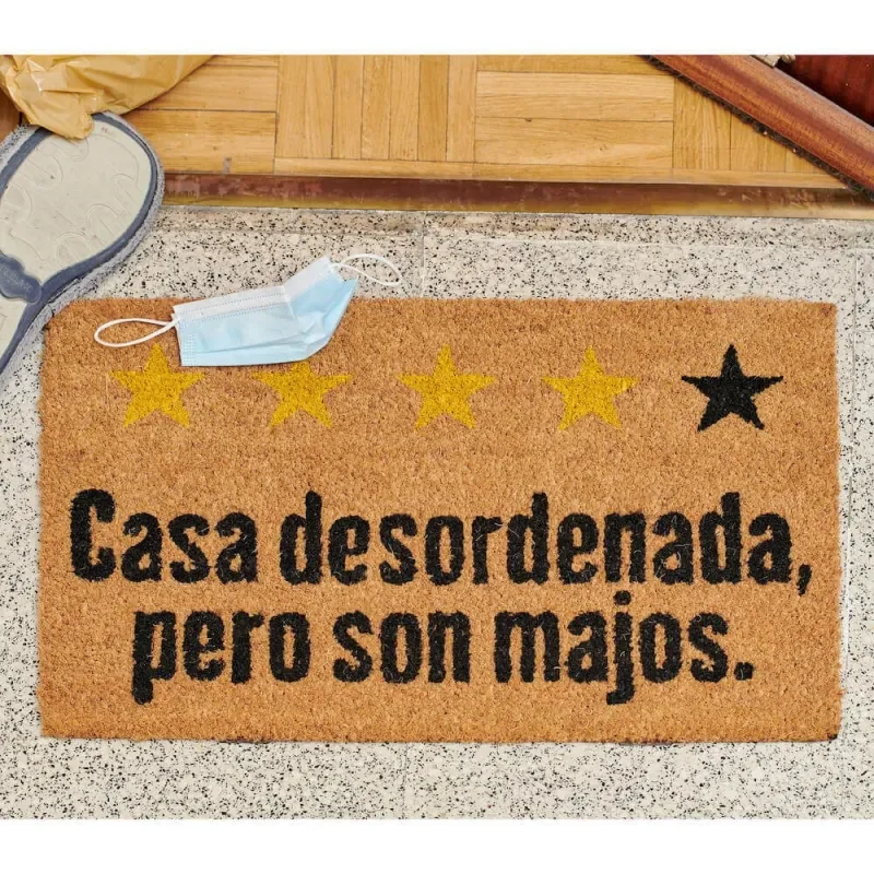 Felpudo de fibra de coco con el mensaje Casa Desordenada