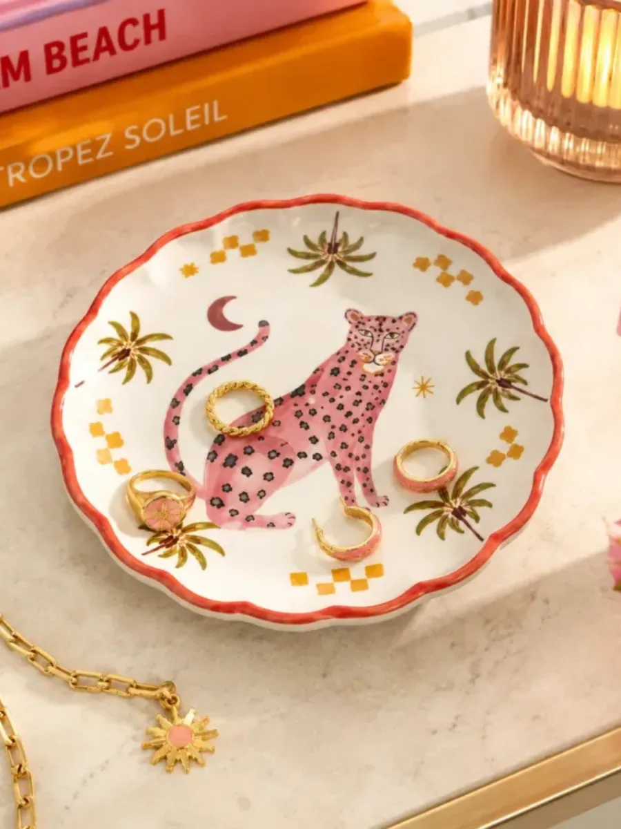Plato alhajero de cerámica con leopardo rosa y varios anillos