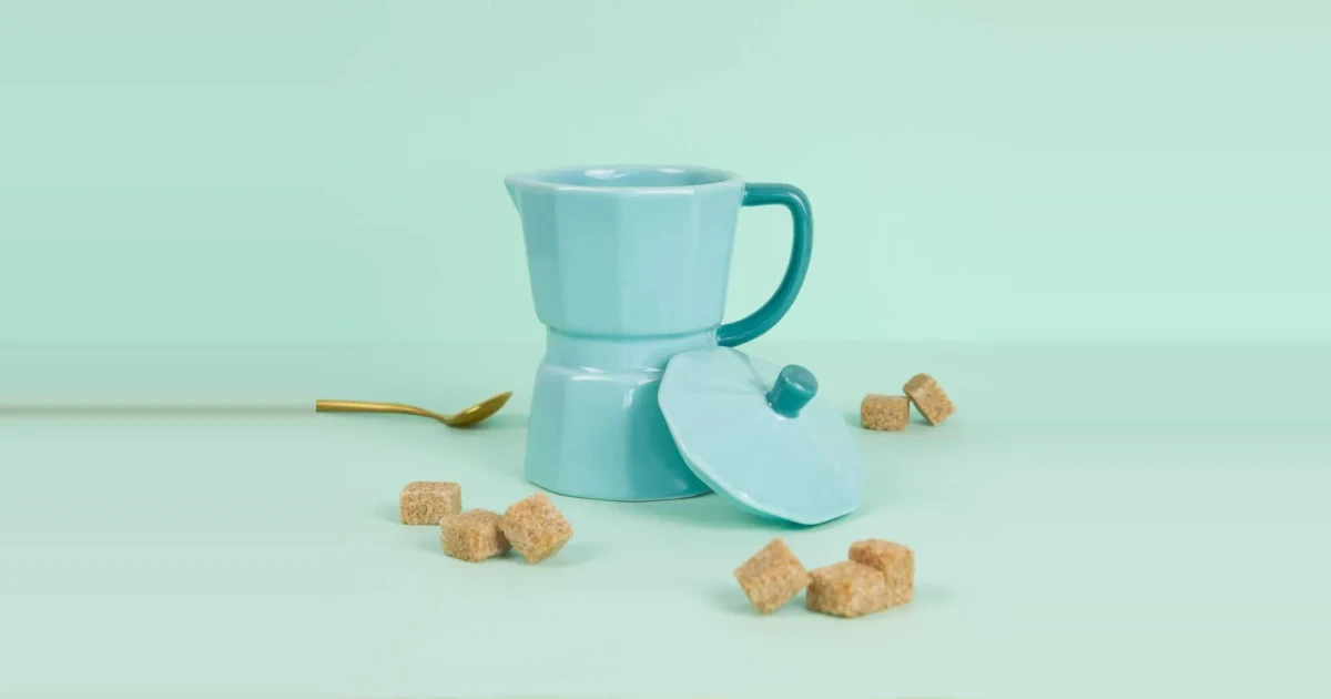 Taza de cerámica con forma de cafetera moka en turquesa, uno de los regalos para amantes del café