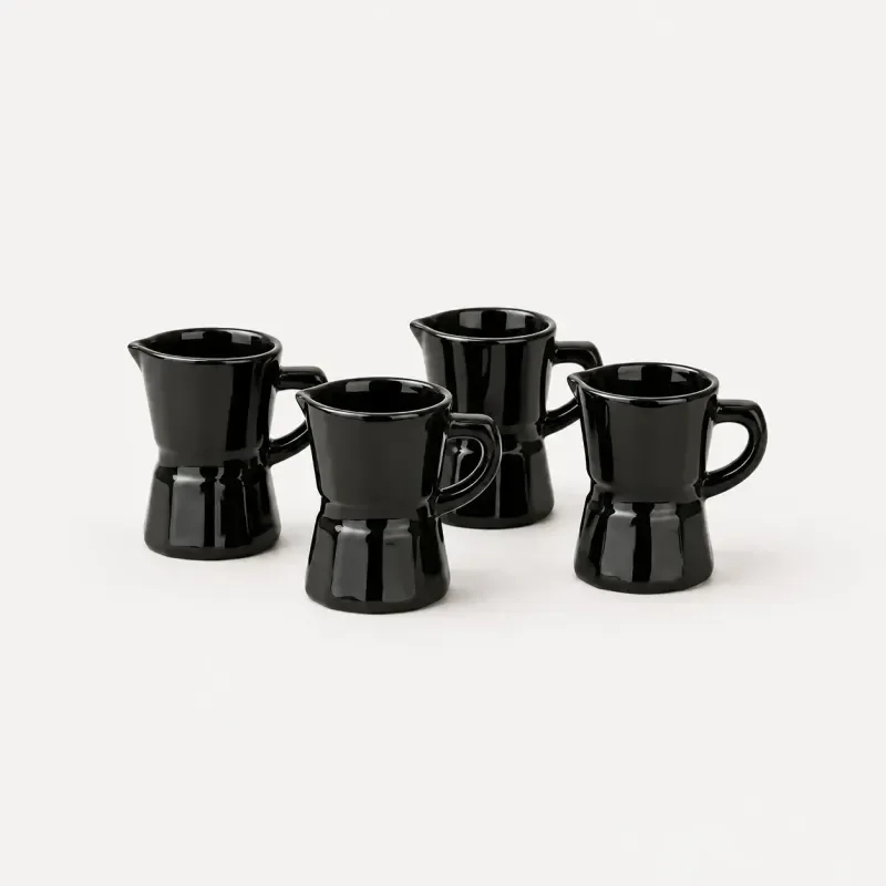 Set de cuatro tazas de espresso negras inspiradas en la cafetera moka