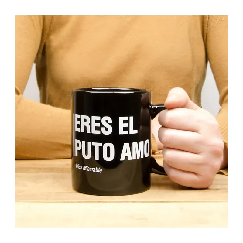 Taza negra con el mensaje Eres el puto amo