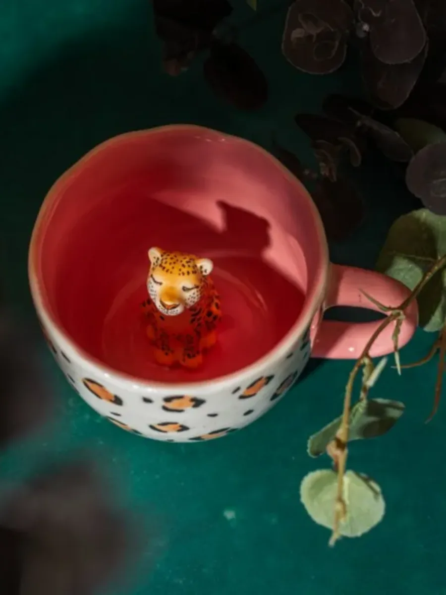 Taza con estampado animal print y figura de leopardo en el interior