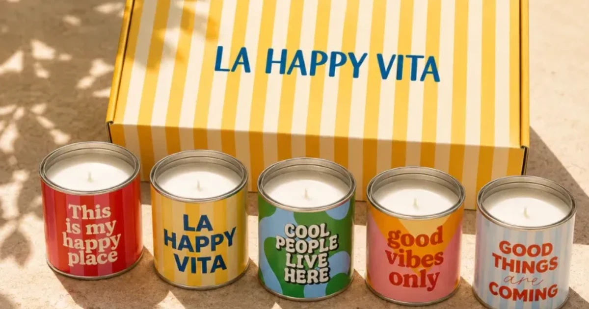 Cinco velas aromáticas Happyideas en lata junto a su caja de regalo