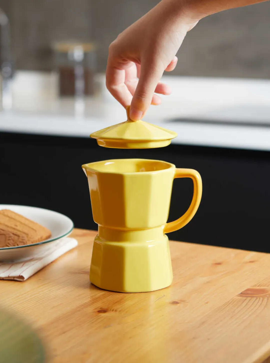 Taza amarilla con forma de cafetera italiana moka