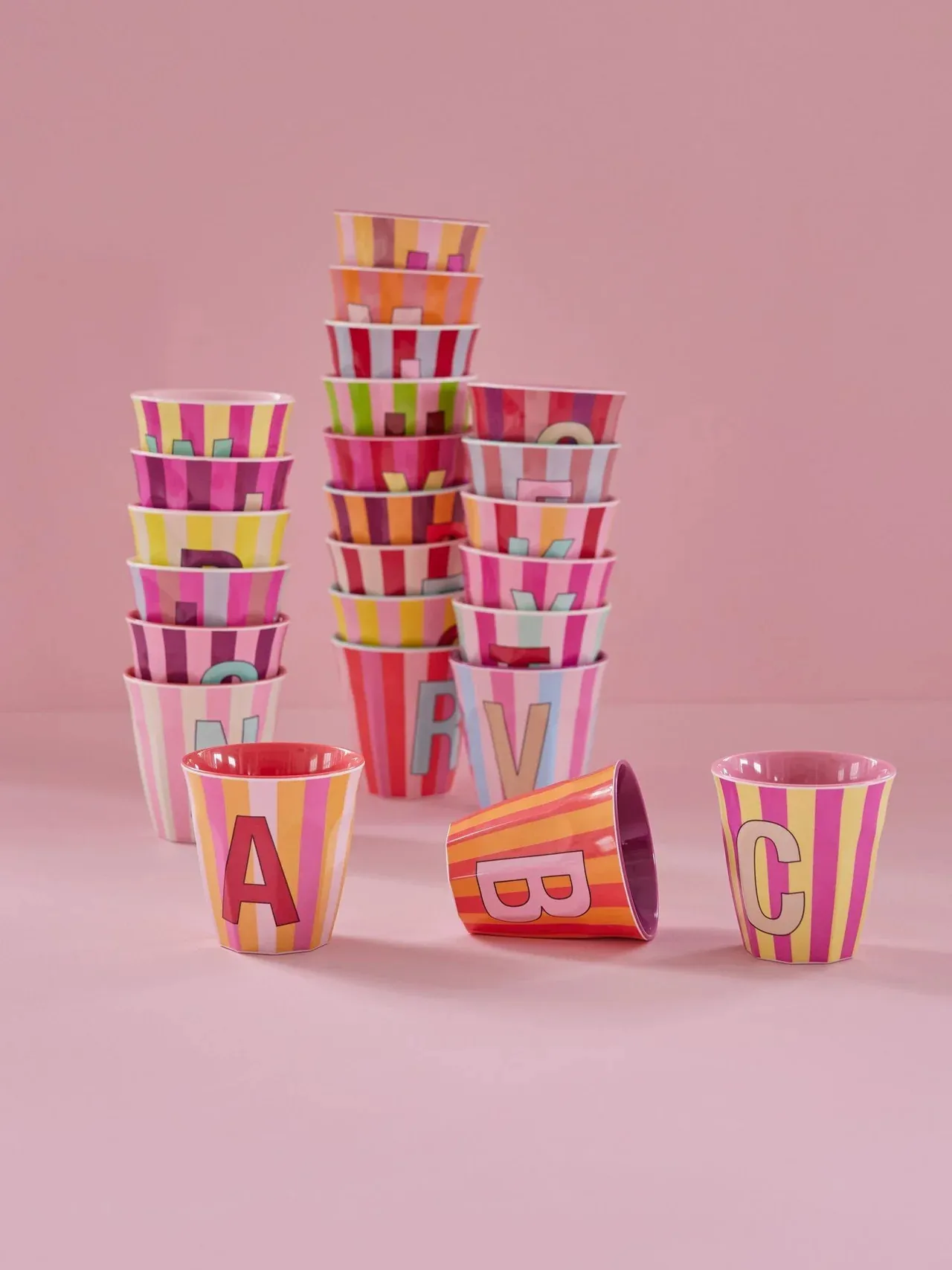Vasos con letra de la colección de verano Happyideas